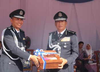 KETUA Polis Temerloh, Asisten Komisioner Mohd. Nasyim Bahron (kiri) menyampaikan cenderamata kepada Yahaya Othman selepas perasmian Balai Polis Kuala Krau di Temerloh, Pahang. - UTUSAN/SALEHUDIN MAT RASAD