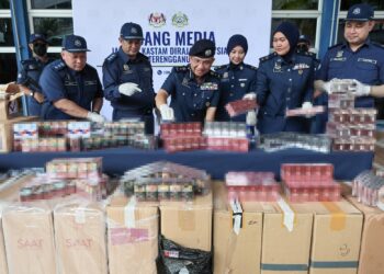 HASBOLLAH Din (empat dari kanan) menunjukkan pelbagai jenis rokok seludup yang dirampas pada dalam sidang akhbar di Stor Penguatkuasaan Jabatan Kastam Diraja Malaysia (JKDM) Terengganu, Kuala Terengganu. - UTUSAN/PUQTRA HAIRRY