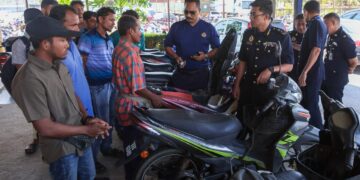 MOHD. Zamri Samion (tiga dari kanan) memeriksa kenderaan yang disita menerusi Operasi Penguatkuasaan Warga Asing (Ops PEWA) di Jabatan Pengangkutan Jalan (JPJ) Terengganu, Kuala Terengganu. - UTUSAN/PUQTRA HAIRRY