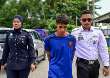 SHAH Dullah Abdul Hashim (tengah) semasa dibawa ke Mahkamah Majistret Marang, Terengganu. - UTUSAN/PUQTRA HAIRRY