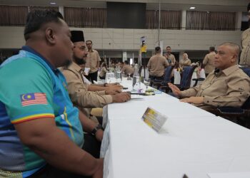 SAARANI Mohamad mendengar aduan rakyat pada Program Mesra Hari Bertemu Pelanggan di Stadium Indera Mulia di Ipoh hari ini.
