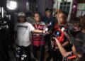 SABARODZI Nor Ahmad bercakap kepada pemberita di Hospital Tapah hari ini. - UTUSAN/ZULFACHRI ZULKIFLI