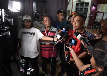 SABARODZI Nor Ahmad bercakap kepada pemberita di Hospital Tapah hari ini. - UTUSAN/ZULFACHRI ZULKIFLI