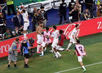 PEMAIN-pemain Maghribi meraikan kejayaan mara ke pusingan 16 terbaik selepas menewaskan Belanda 3-2 menerusi penentuan sepakan penalti susulan keputusan seri 1-1 sehingga tamat masa tambahan pada aksi pusingan 32 terbaik Piala Dunia 2026 di Stadium Monterrey, Mexico, hari ini. – AFP
