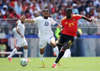 Bintang Mesir, Mohamed Salah (kanan) diasak pemain tengah Belgium, Amadou Onana ketika aksi Kumpulan G Piala Dunia 2026 di Stadium Seattle, awal pagi tadi, yang berakhir dengan keputusan seri 1-1. – AFP