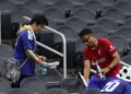 PENYOKONG Jepun meneruskan amalan murni mereka dengan membersihkan kawasan tempat duduk usai tamat perlawanan. - AFP