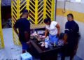 RAKAMAN video tular yang memaparkan suspek memasuki sebuah kedai runcit dan menyamun mangsa di Taman Klebang Ria, Chemor pada 31 Mei lalu.