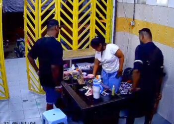 RAKAMAN video tular yang memaparkan suspek memasuki sebuah kedai runcit dan menyamun mangsa di Taman Klebang Ria, Chemor pada 31 Mei lalu.
