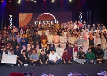 PESERTA bergambar dalam majlis Malam Kemuncak Festival Fester UkM  2026 di Bangi, baru-baru ini.