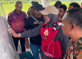 SAYANI Saidon (tengah) ketika SAR pendaki wanita, Jaslinda Saludin yang hilang di Gunung Batu Putih di Tapah sejak minggu lalu.