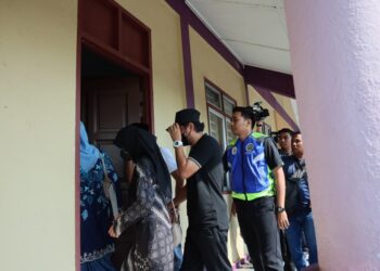 ANTARA pesalah syariah yang dibawa ke Mahkamah Penjara Marang bagi menjalani hukuman  sebatan. - UTUSAN/PUQTRA HAIRRY