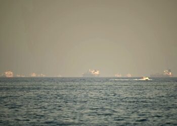 IRAN menutup semula Selat Hormuz tetapi dinafikan AS. - AFP