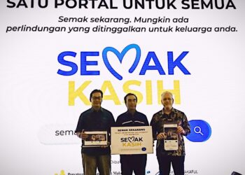ADNAN Zaylani Mohamad Zahid ( tengah) merasmikan portal Semak Kasih  sempena Karnival Celik Kewangan Terengganu di Mayang Mall, Kuala Terengganu, Terengganu.