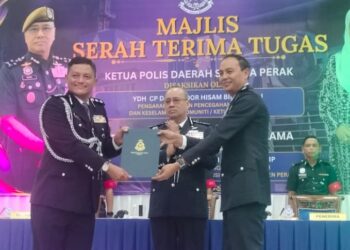 NOOR Hisam Nordin (tengah) menyaksikan majlis serah terima tugas Ketua Polis Daerah Selama hari ini. - UTUSAN/WAT KAMAL ABAS
