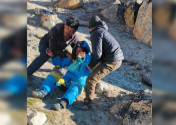 HILLARY DAWA SHERPA dibantu selepas tiba di Kem Induk. - Facebook/Temba Tsheri Sherpa