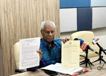A. SIVANESAN menunjukkan laporan mingguan kes demam denggi pada sidang akhbar di Bangunan Perak Darul Ridzuan di Ipoh hari ini. - UTUSAN/LIYANA RAMLI