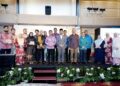 MENTERI di Jabatan Perdana Menteri (Hal Ehwal Agama), Senator Dr Zulkifli Hasan (tengah) bersama Menteri Timbalan Menteri Pembangunan Usahawan dan Koperasi (Kuskop), Datuk Mohamad Alamin (dua dari kiri) dan Samad Majid Zain (kanan) bergambar bersama usahawan-usahawan program SME Bank iTekad Ishraf semasa Majlis Graduasi ITEKAD ISHRAF 4.0 SME Bank baru-baru ini.