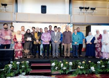 MENTERI di Jabatan Perdana Menteri (Hal Ehwal Agama), Senator Dr Zulkifli Hasan (tengah) bersama Menteri Timbalan Menteri Pembangunan Usahawan dan Koperasi (Kuskop), Datuk Mohamad Alamin (dua dari kiri) dan Samad Majid Zain (kanan) bergambar bersama usahawan-usahawan program SME Bank iTekad Ishraf semasa Majlis Graduasi ITEKAD ISHRAF 4.0 SME Bank baru-baru ini.