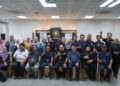 HAZRUL Shazreen Abd. Yazid (duduk, tengah) bergambar bersama pengamal media dari Kelab Media Perdana Terengganu (METRA) selepas Program Sesi Dialog di Ibu Pejabat Suruhanjaya Pencegahan Rasuah Malaysia (SPRM) Kuala Terengganu, Terengganu. -UTUSAN/PUQTRA HAIRRY