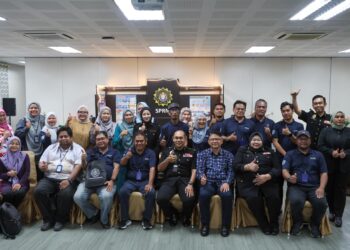HAZRUL Shazreen Abd. Yazid (duduk, tengah) bergambar bersama pengamal media dari Kelab Media Perdana Terengganu (METRA) selepas Program Sesi Dialog di Ibu Pejabat Suruhanjaya Pencegahan Rasuah Malaysia (SPRM) Kuala Terengganu, Terengganu. -UTUSAN/PUQTRA HAIRRY