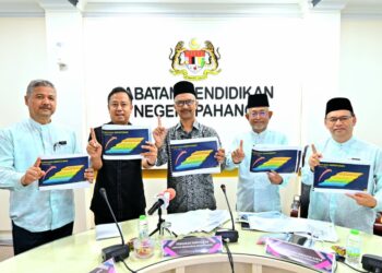YUSOF Kassim (tengah) menunjukkan rumusan pencapaian  Sijil Tinggi Persekolahan Malaysia (STPM) 2025 Negeri Pahang di Jabatan Pendidikan Negeri Pahang (JPNP), Kuantan. - UTUSAN/SHAIKH AHMAD RAZIF