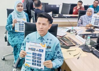 AHMAD Faidzul Mat Yazid menunjukkan analisis keputusan STPM 2025 negeri Perak di Kompleks Pendidikan Perak di Ipoh hari ini.