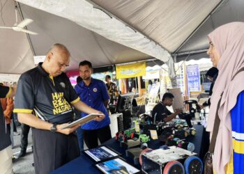 KHAIRUDIN Abu Hanipah melawat pameran pada Festival Hari Belia Negara Peringkat Negeri Perak di Kompleks Belia dan Sukan Perak, di Ipoh hari ini. – UTUSAN/LIYANA RAMLI