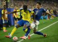 PENYERANG Sweden, Anthony Elanga diasak pertahanan Jepun, Hiroki Ito dalam aksi terakhir Kumpulan F Piala Dunia di Stadium Dallas, hari ini.-AFP