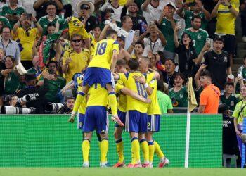PEMAIN Sweden meraikan kejayaan mereka selepas memperoleh gol ketiga ketika menewaskan Tunisia 5-1 dalam kempen Piala Dunia 2026 di Stadium Monterrey, semalam. - AFP