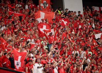 PENYOKONG Switzerland meraikan kejayaan pasukan mereka mara ke pusingan kalah mati Piala Dunia 2026 selaku juara Kumpulan B. - AFP