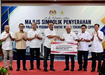 M. NOOR Azman Taib (tiga dari kanan) menyampaikan Simbolik Penyerahan Skim Pinjaman Perumahan Rakyat Negeri Terengganu (SPPRNT) semasa Majlis Pelancaran Kempen Kitar Semula Kebangsaan Anjuran Kementerian Perumahan dan Kerajaan Tempatan (KPKT) di Wisma Darul Iman, Kuala Terengganu. - UTUSAN/PUQTRA HAIRRY