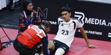 Mohammad Syahir Mohd. Rosdi mengalami kecederaan ketika menentang Jepun pada peringkat suku akhir Kejohanan Piala Dunia Sepaktakraw TM ISTAF 2026 di Kuala Lumpur, baru-baru ini. - UTUSAN/SHIDDIEQIIN ZON