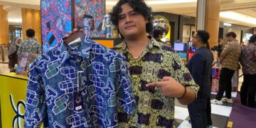 Syazwan Asyraf menunjukkan Koleksi Kapten Batik x Tetris Siri Masterpiece semasa majlis pelancaran di sini, hari ini.