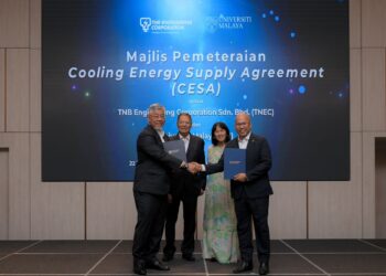 SHAMSUL Ahmad (kiri) bersama  Naib Canselor UM, Datuk Seri Profesor Ir. Dr. Noor Azuan Abu Osman (kanan) semasa pertukaran dokumen perjanjian, baru-baru ini.