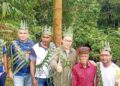 MAH Hang Soon (tiga dari kanan) bersama penduduk ketika meninjau jambatan gantung di Lubuk Gaharu, Tapah hari ini.