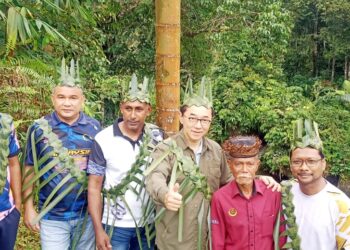 MAH Hang Soon (tiga dari kanan) bersama penduduk ketika meninjau jambatan gantung di Lubuk Gaharu, Tapah hari ini.