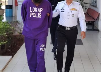 PEMANDU treler dibawa ke Mahkamah Majistret Raub, Pahang bagi mendapatkan perintah tahanan reman.