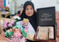 RUSLINAN Abd. Razak menunjukkan hadiah terakhir pemberian Allahyarham Muhammad Adib Hazim Halim kepadanya sebelum terlibat nahas tahun lalu ketika ditemui di Kampung Pasir Badak, Hulu Besut, Besut, Terengganu. – UTUSAN/WAN ZURATIKAH IFFAH WAN ZULKIFLI
