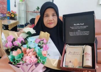 RUSLINAN Abd. Razak menunjukkan hadiah terakhir pemberian Allahyarham Muhammad Adib Hazim Halim kepadanya sebelum terlibat nahas tahun lalu ketika ditemui di Kampung Pasir Badak, Hulu Besut, Besut, Terengganu. – UTUSAN/WAN ZURATIKAH IFFAH WAN ZULKIFLI