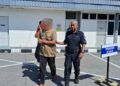 SEORANG pemuda dibawa polis ke Mahkamah Majistret Dungun,Terengganu untuk mendapatkan perintah tahanan reman bagi membantu kes seorang warga emas yang juga neneknya dicederakan menggunakan tukul besi.
