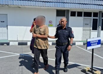 SEORANG pemuda dibawa polis ke Mahkamah Majistret Dungun,Terengganu untuk mendapatkan perintah tahanan reman bagi membantu  kes seorang warga emas yang juga neneknya dicederakan menggunakan tukul besi.