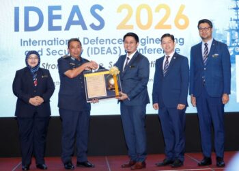 TIMBALAN Panglima Tentera Udara, Leftenan Jeneral Datuk Nur Hafis Abdul Karim (tengah kiri) menerima cendera kenangan daripada Timbalan Naib Canselor (Penyelidikan dan Inovasi) pada Persidangan IDEAS 2026 sambil disaksikan Pengurusan Tertinggi UPNM yang lain.JPG