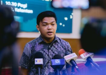 ABDUL Wafiy Kamarudin semasa berkongsi pengalaman pahit terlibat dalam kemalangan yang meragut nyawa 15 rakannya selepas Majlis Tautan Kasih dan Ukhwah UPSI Bersama Waris Insiden Gerik 2025, Pasir Puteh, Kelantan. - UTUSAN/KAMARUL BISMI KAMARUZAMAN