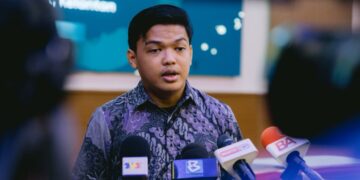 ABDUL Wafiy Kamarudin semasa berkongsi pengalaman pahit terlibat dalam kemalangan yang meragut nyawa 15 rakannya selepas Majlis Tautan Kasih dan Ukhwah UPSI Bersama Waris Insiden Gerik 2025, Pasir Puteh, Kelantan. - UTUSAN/KAMARUL BISMI KAMARUZAMAN