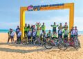 Peserta bergambar kenangan di Port Dickson, Negeri Sembilan selepas mengharungi perjalanan berbasikal sejauh 150 kilometer.