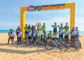Peserta bergambar kenangan di Port Dickson, Negeri Sembilan selepas mengharungi perjalanan berbasikal sejauh 150 kilometer.