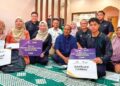 ZAMBRY Abd. Kadir (tengah) bersama  Norliza Abdul Rahim (tiga dari kiri) bergambar bersama penerima Biasiswa Anak eKasih PTPTN (BAeK PTPTN) di Kulai, Johor baru-baru ini.
