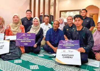 ZAMBRY Abd. Kadir (tengah) bersama  Norliza Abdul Rahim (tiga dari kiri) bergambar bersama penerima Biasiswa Anak eKasih PTPTN (BAeK PTPTN) di Kulai, Johor baru-baru ini.
