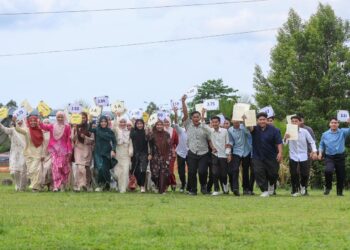CALON Sijil Tinggi Persekolahan Malaysia (STPM) 2025 meraikan kejayaan setelah memperoleh keputusan cemerlang di Sekolah Menengah Kebangsaan Bukit Sawa, Marang, Terengganu.  - UTUSAN/PUQTRA HAIRRY