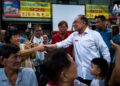 ANWAR Ibrahim beramah mesra bersama masyarakat Cina di Bakri sebelum menyampaikan ucapan semasa ceramah umum Pakatan Harapan di Bakri, Muar, Johor, semalam. -Sumber FB Anwar Ibrahim